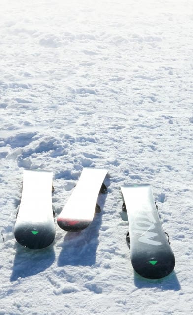 雪山でスキーを楽しむ冬の魅力